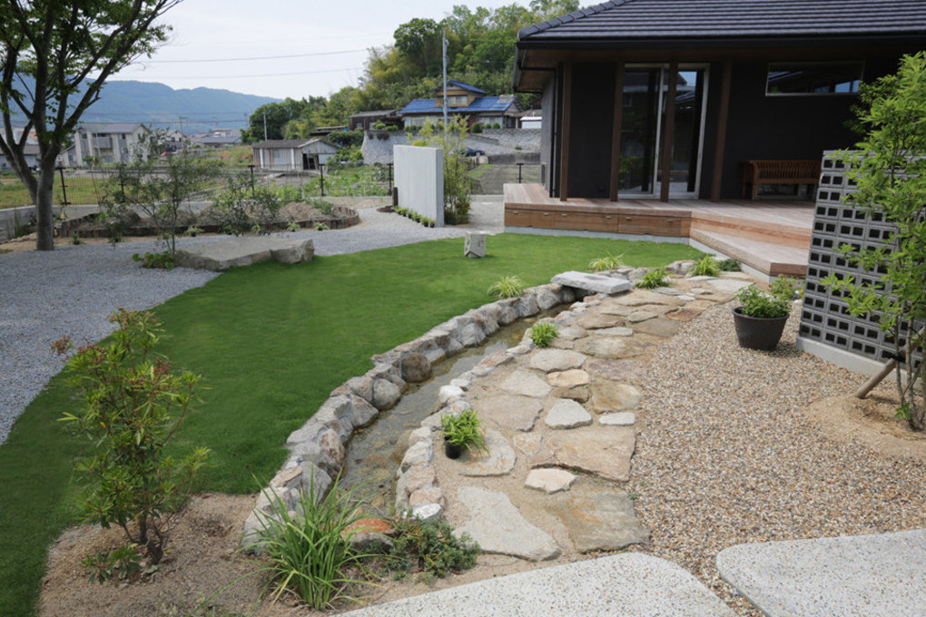 自然と調和する平屋の家（庭編）