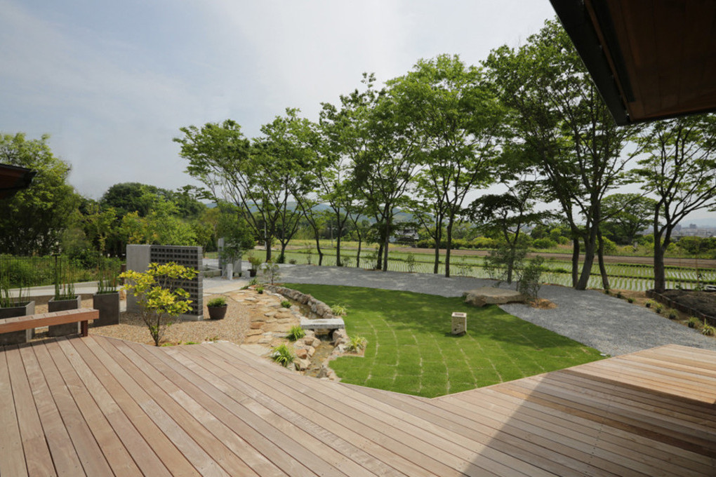 自然と調和する平屋の家（庭編）